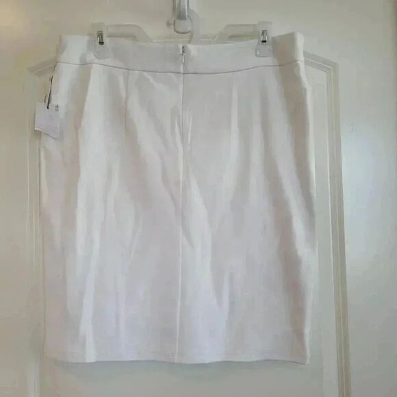 Liz Claiborne Women’s White Rayon Knit Skirt - Picture 5 of 8